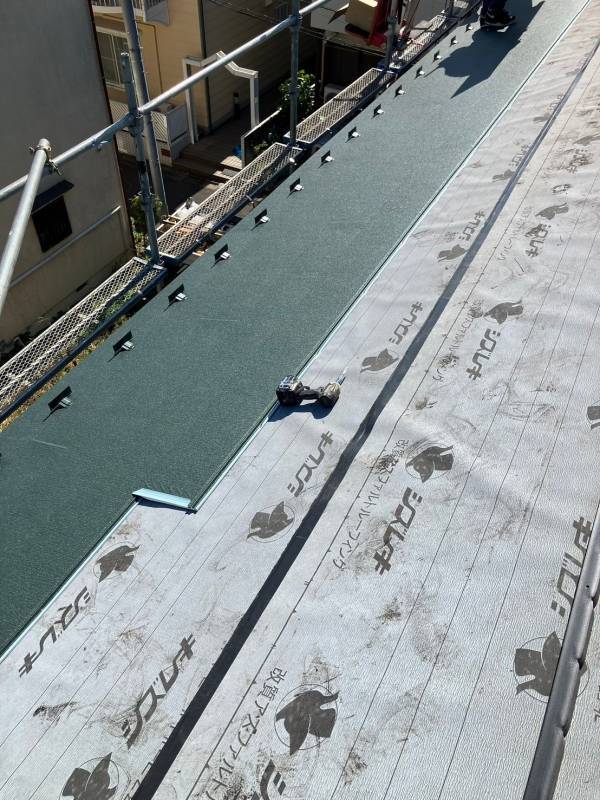 ルーフィング（防水シート）・屋根材　張り